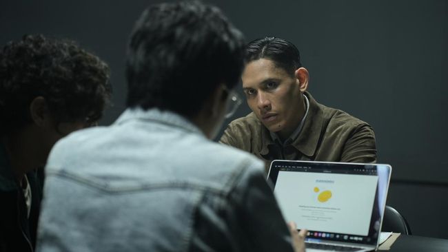 Sinopsis film 13 Bom di Jakarta tentang aksi teror oleh organisasi teroris yang mengkritik sistem keuangan negara.