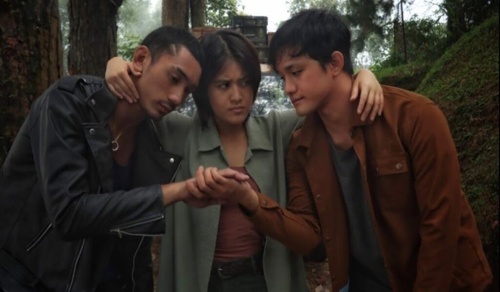 Review film Pemukiman Setan tentang komplotan perampok yang terjebak di rumah antik karena teror mistis.