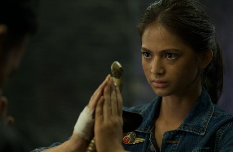 Ulasan film Pemukiman Setan (2024) yang dibintangi Maudy Effrosina dan disutradarai oleh Charles Ghozali.
