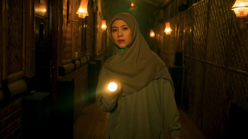 Ulasan film Munkar (2024) tentang perundungan di pesantren yang berujung teror hantu.
