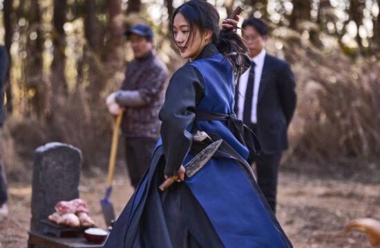 Review film Exhuma (2024) yang dibintangi Lee Do-hyun dan Kim Go-eun.