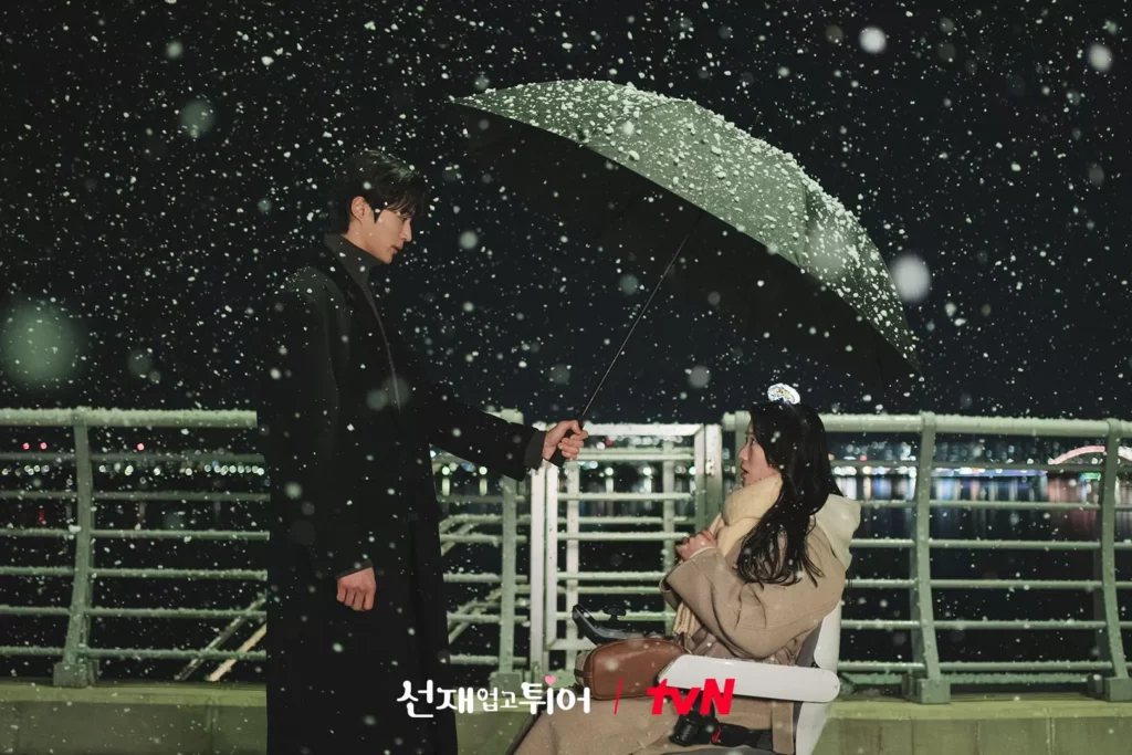 Sinopsis drama Korea Lovely Runner tentang fans yang kembali ke masa lalu untuk mencegah idolanya bunuh diri di masa depan.