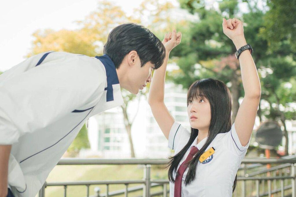 Ulasan drama Korea Lovely Runner tentang time travel dan kisah asmara fans dengan idolanya.