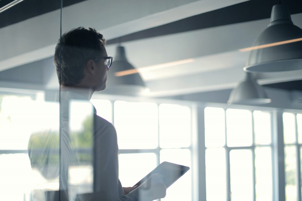 CEMS.id: Leading in Emissions Monitoring
Foto oleh Andrea Piacquadio: https://www.pexels.com/id-id/foto/pria-formal-dengan-tablet-memberikan-presentasi-di-kantor-3760093/
