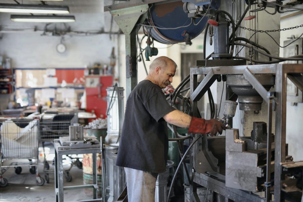 Production Process Optimization
Foto oleh Andrea Piacquadio: https://www.pexels.com/id-id/foto/pekerja-rambut-putih-tua-menggunakan-mesin-3846559/