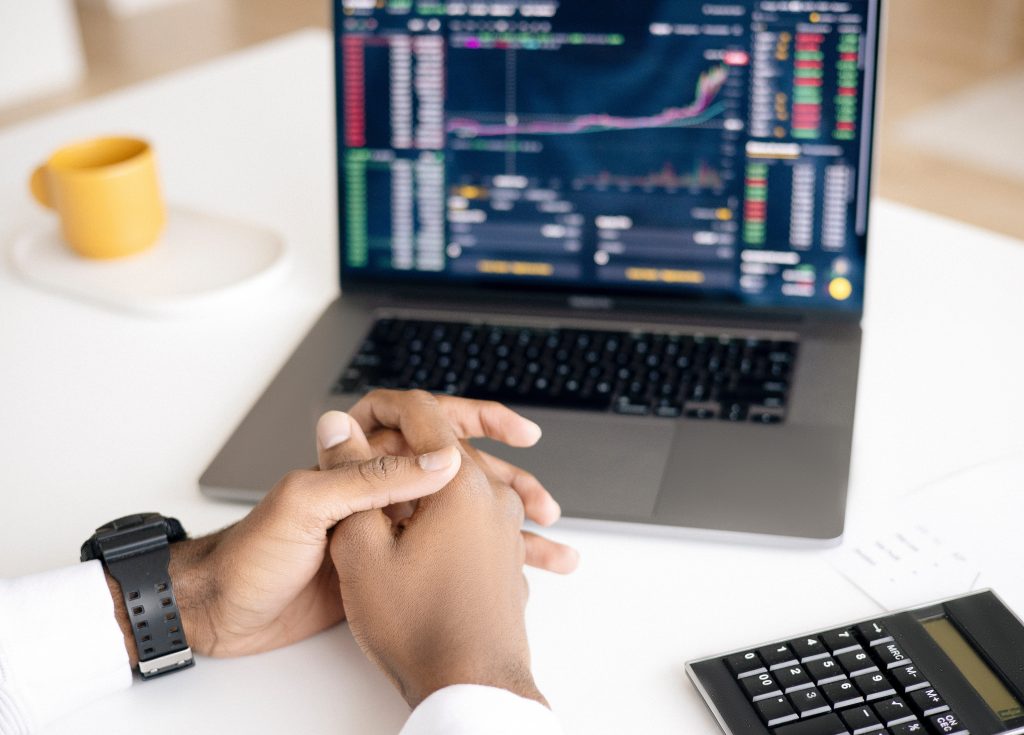 CEMS.id's Contribution to Ensuring Accuracy
Foto oleh Anna Nekrashevich: https://www.pexels.com/id-id/foto/pemasaran-pengusaha-orang-tangan-6801647/
