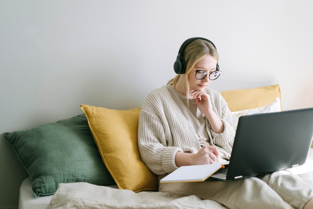 CGA at CEMS.id: Environmental Compliance & Emission Accuracy
Foto oleh Ivan Samkov dari Pexels: https://www.pexels.com/id-id/foto/wanita-kreatif-relaksasi-laptop-4458554/