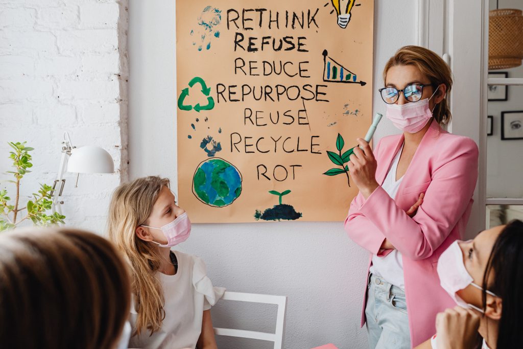Building Environmental Awareness: CEMS.id's Positive Impact on Society
Foto oleh Karolina Grabowska: https://www.pexels.com/id-id/foto/orang-wanita-gadis-sekolah-7692635/