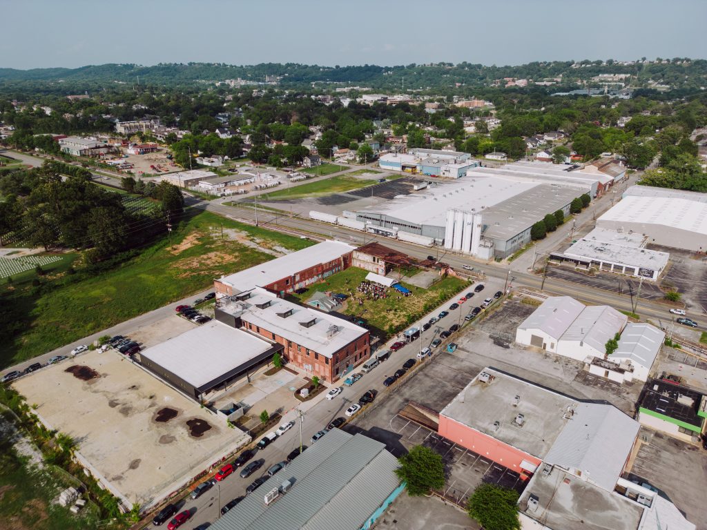 Integrasi CEMS.id: Menghubungkan Keberlanjutan dan Efisiensi
Foto oleh Kelly     dari Pexels: https://www.pexels.com/id-id/foto/bangunan-pohon-urban-kota-17513692/