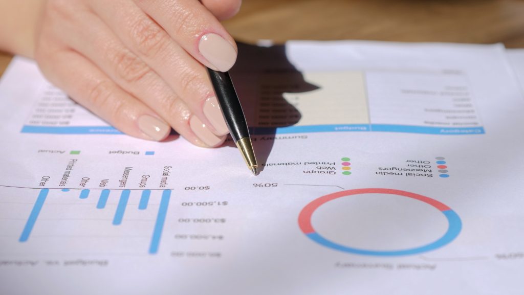 RATA: Pentingnya Memastikan Akurasi Data Emisi 
Foto oleh Kindel Media: https://www.pexels.com/id-id/foto/tangan-pena-bekerja-kerja-7054417/