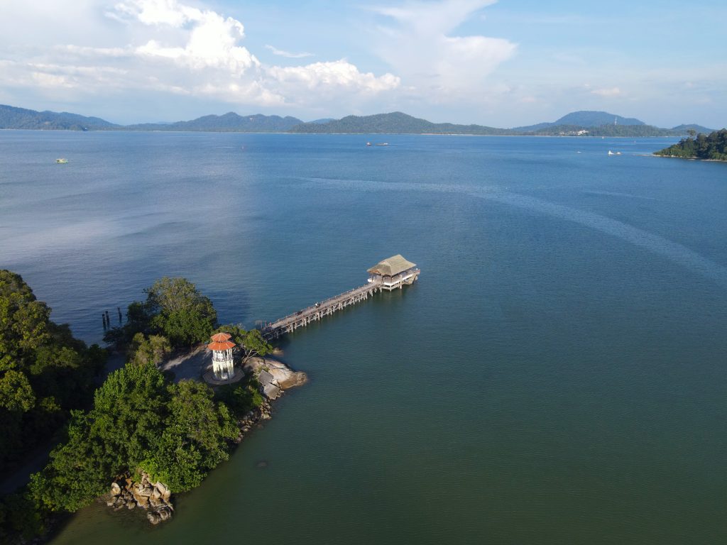 Mengenal CEMS.id: Mitra Terpercaya dalam Instalasi dan Integrasi CEMS
Photo by SAM MAJID: https://www.pexels.com/photo/aerial-view-of-a-dock-by-the-sea-6453548/