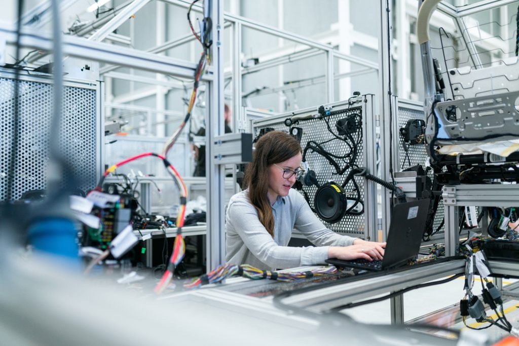 Mengamati Industri Melalui CEMS
Foto oleh ThisIsEngineering: https://www.pexels.com/id-id/foto/insinyur-wanita-bekerja-di-bengkel-3862632/