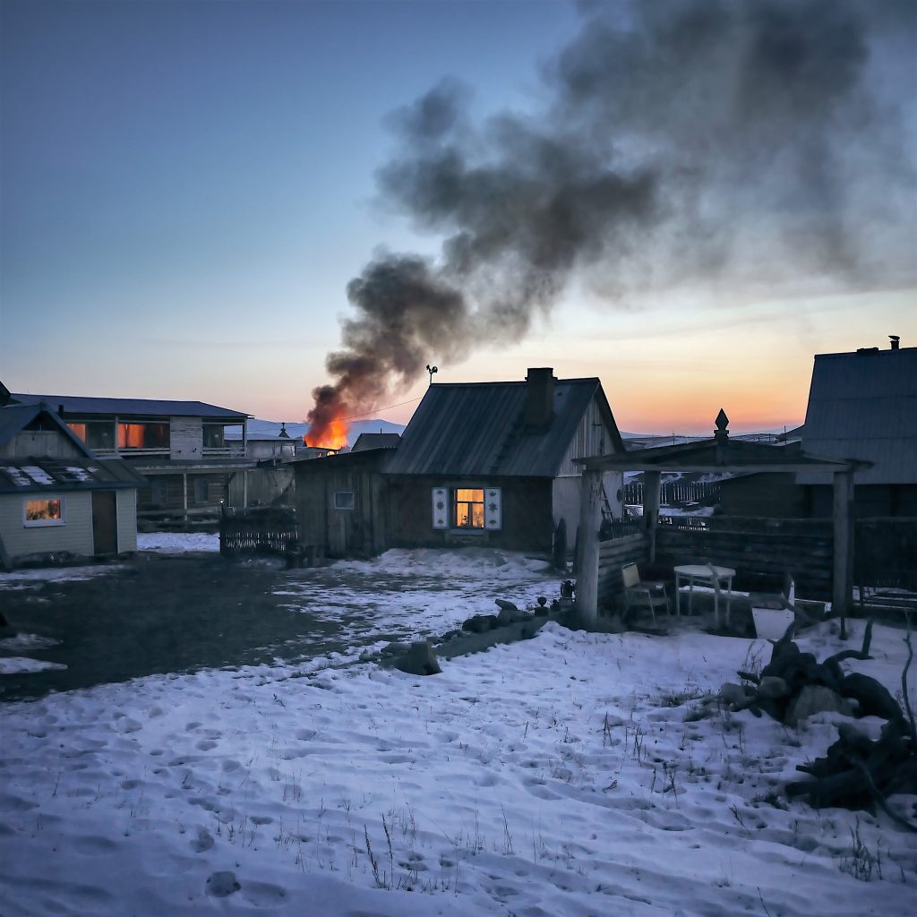 https://www.pexels.com/id-id/foto/rumah-kayu-abu-abu-terbakar-731577/