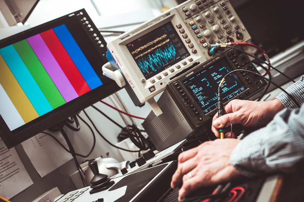 CEMS.id and CGA: Emission Monitoring Sustainability
Foto oleh Alexander Dummer: https://www.pexels.com/id-id/foto/orang-yang-menggunakan-alat-132700/