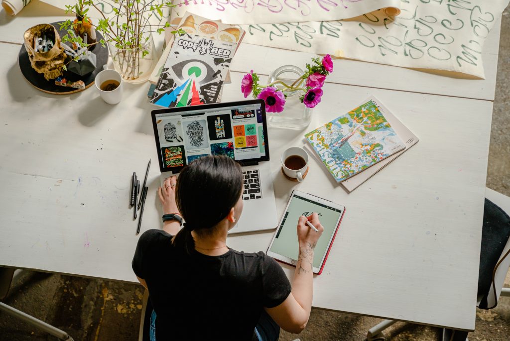 Teknologi Canggih
Foto oleh Antoni Shkraba: https://www.pexels.com/id-id/foto/ditulis-tangan-wanita-seni-kreatif-4348401/