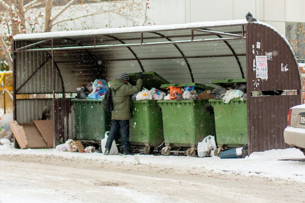 https://www.pexels.com/id-id/foto/pria-musim-dingin-urban-sampah-5686967/