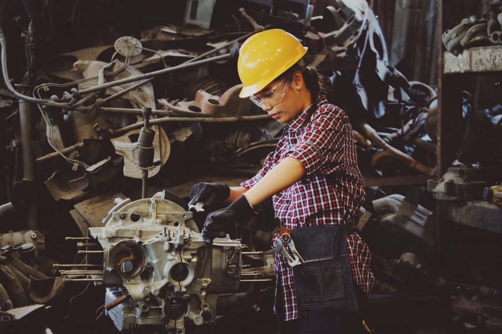 Kepatuhan Terhadap Peraturan Lingkungan
Foto oleh Chevanon Photography: https://www.pexels.com/id-id/foto/wanita-memakai-bagian-kendaraan-memegang-topi-keras-kuning-1108101/