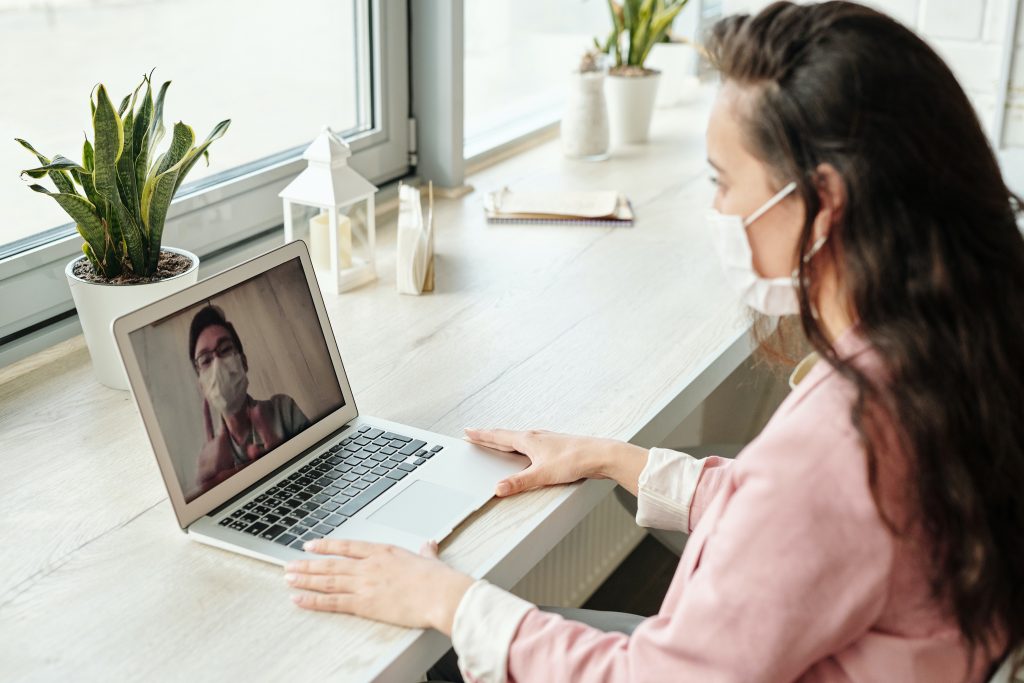 Pemantauan Jarak Jauh
Foto oleh Edward Jenner: https://www.pexels.com/id-id/foto/orang-orang-wanita-meja-tulis-laptop-4031818/