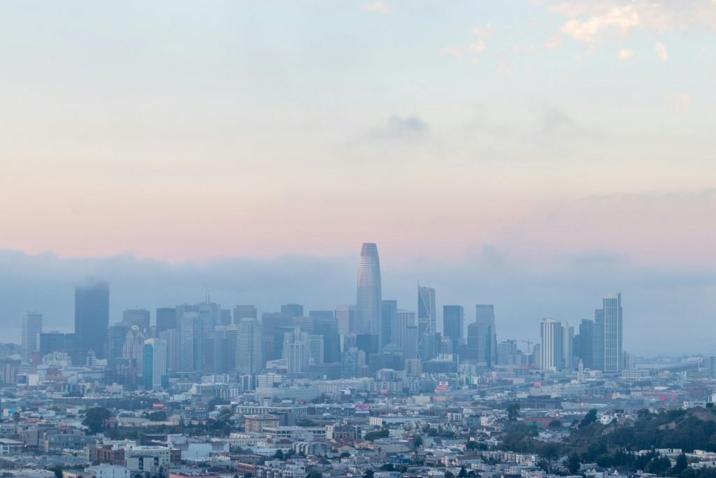 https://www.pexels.com/id-id/foto/kota-langit-matahari-terbenam-jalan-5204283/