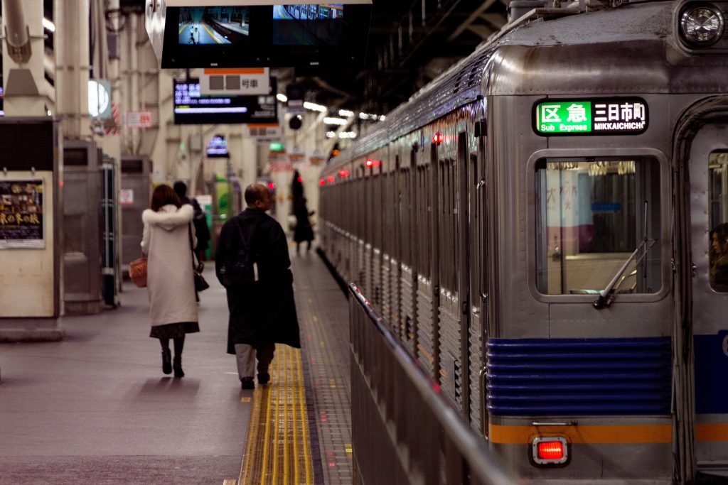 https://www.pexels.com/id-id/foto/orang-berjalan-di-stasiun-kereta-3833722/