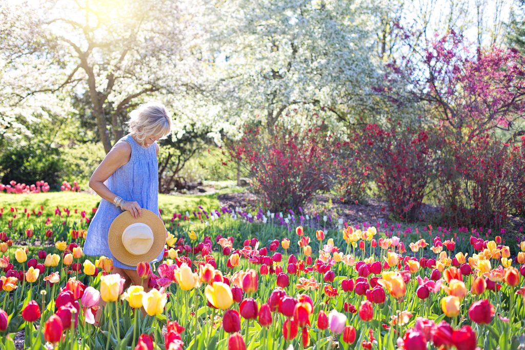 https://www.pexels.com/id-id/foto/wanita-berjalan-di-tempat-tidur-bunga-tulip-413735/