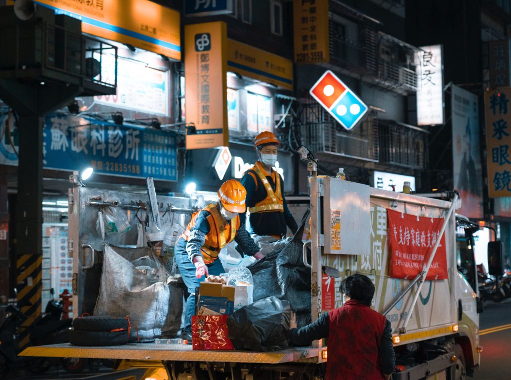 CEMS.id: Mitra Transformasi Lingkungan melalui CEMS
Foto oleh Jimmy Liao: https://www.pexels.com/id-id/foto/kota-orang-orang-malam-bekerja-15042280/