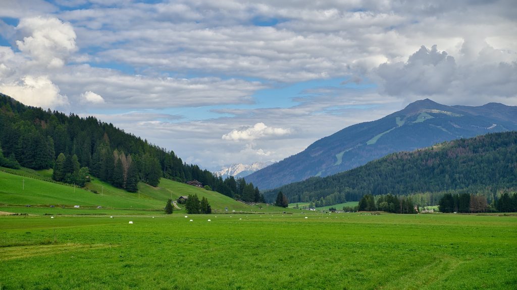 https://www.pexels.com/id-id/foto/pemandangan-pedesaan-pegunungan-lembah-19088777/