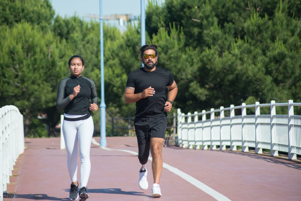 https://www.pexels.com/id-id/foto/jalan-pasangan-pohon-jogging-8346681/