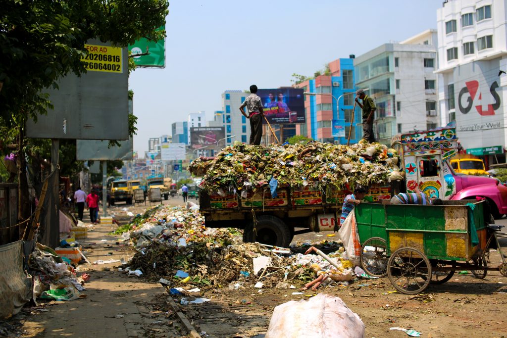 https://www.pexels.com/id-id/foto/foto-truk-sampah-di-seluruh-gedung-2382894/