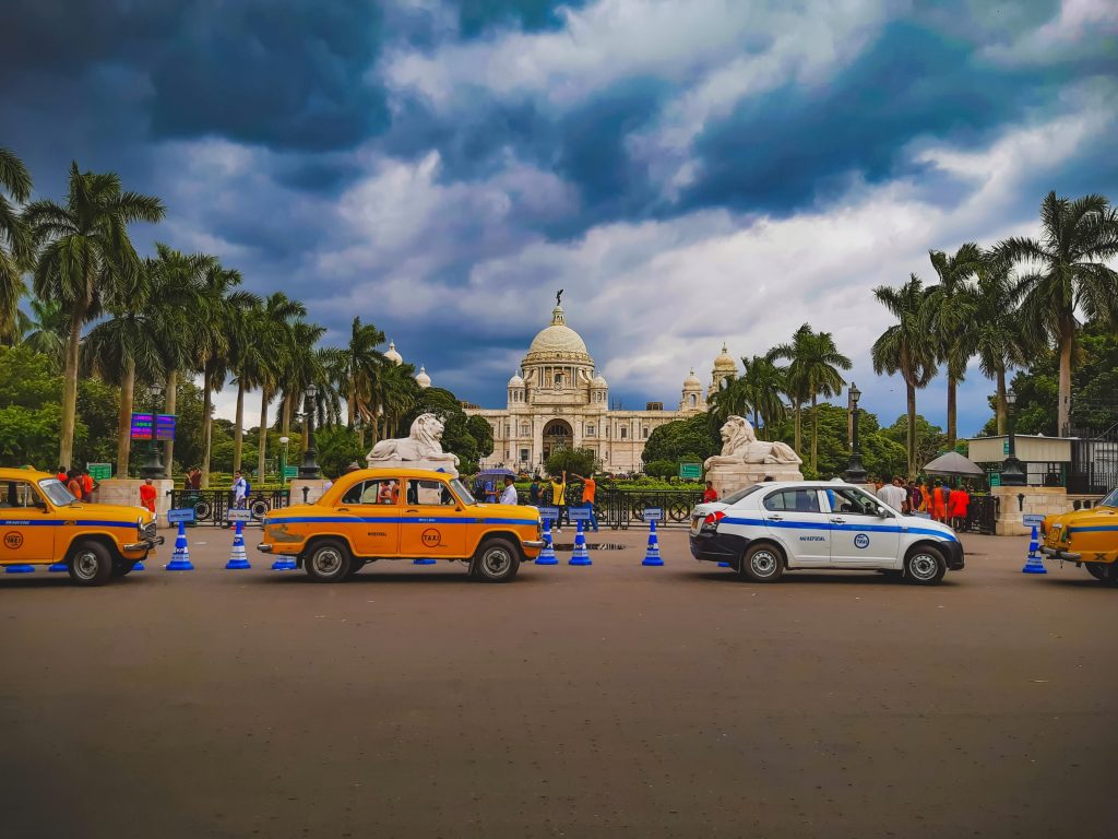 https://www.pexels.com/id-id/foto/mobil-tengara-jalan-monumen-19109585/