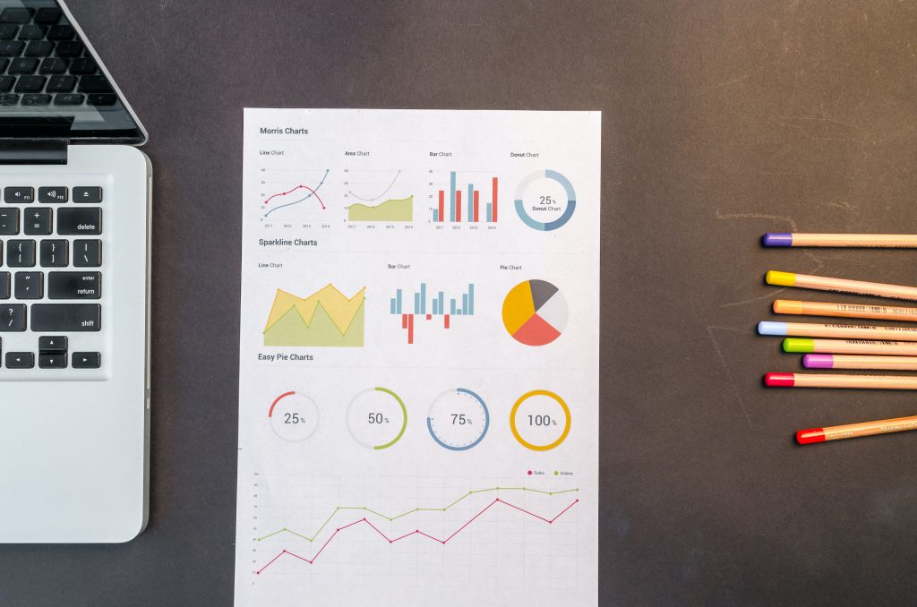 RATA (Relative Accuracy Test Audit): Verifikasi Independen untuk Keakuratan Data Emisi
Foto oleh Lukas: https://www.pexels.com/id-id/foto/grafik-di-atas-meja-kayu-hitam-669622/