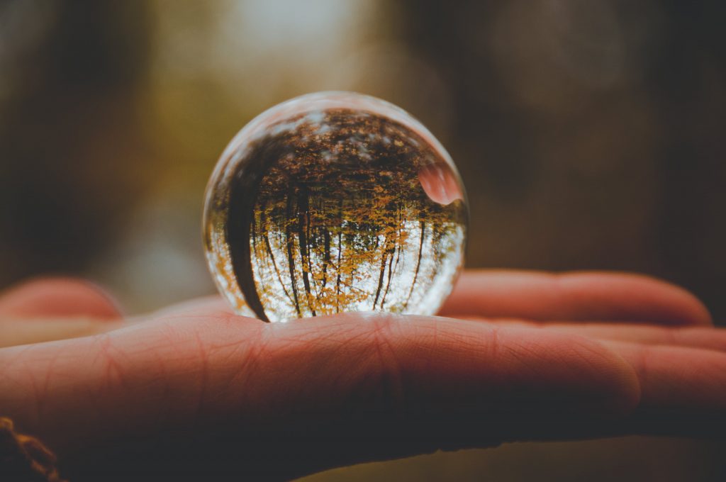 https://www.pexels.com/id-id/foto/foto-close-up-crystal-ball-1557848/