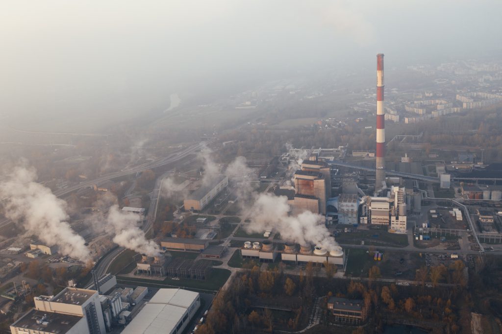 Pentingnya Industri Ramah Lingkungan dan Peran CEMS.id 
Foto oleh Marcin Jozwiak: https://www.pexels.com/id-id/foto/asbut-pabrik-merokok-polusi-3790150/