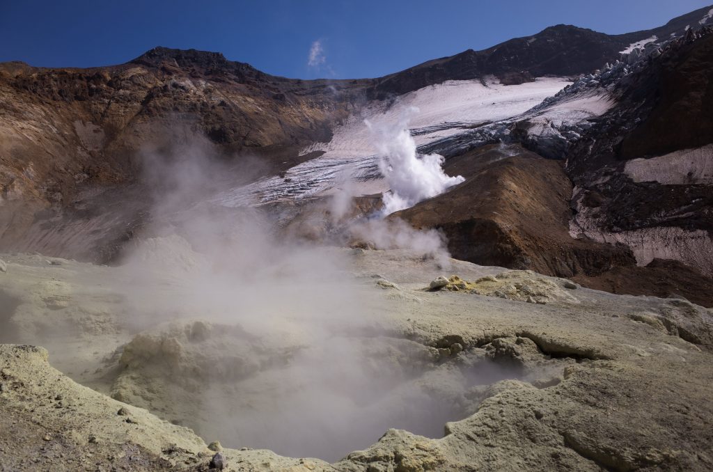 SO2: Apa Itu dan Darimana Asalnya?
Foto oleh Marina Leonova: https://www.pexels.com/id-id/foto/pemandangan-alam-pegunungan-kabut-8904790/