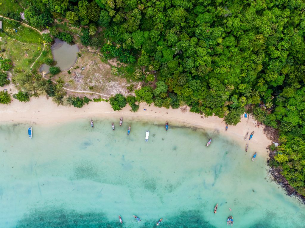 https://www.pexels.com/id-id/foto/laut-alam-pantai-pasir-7027650/