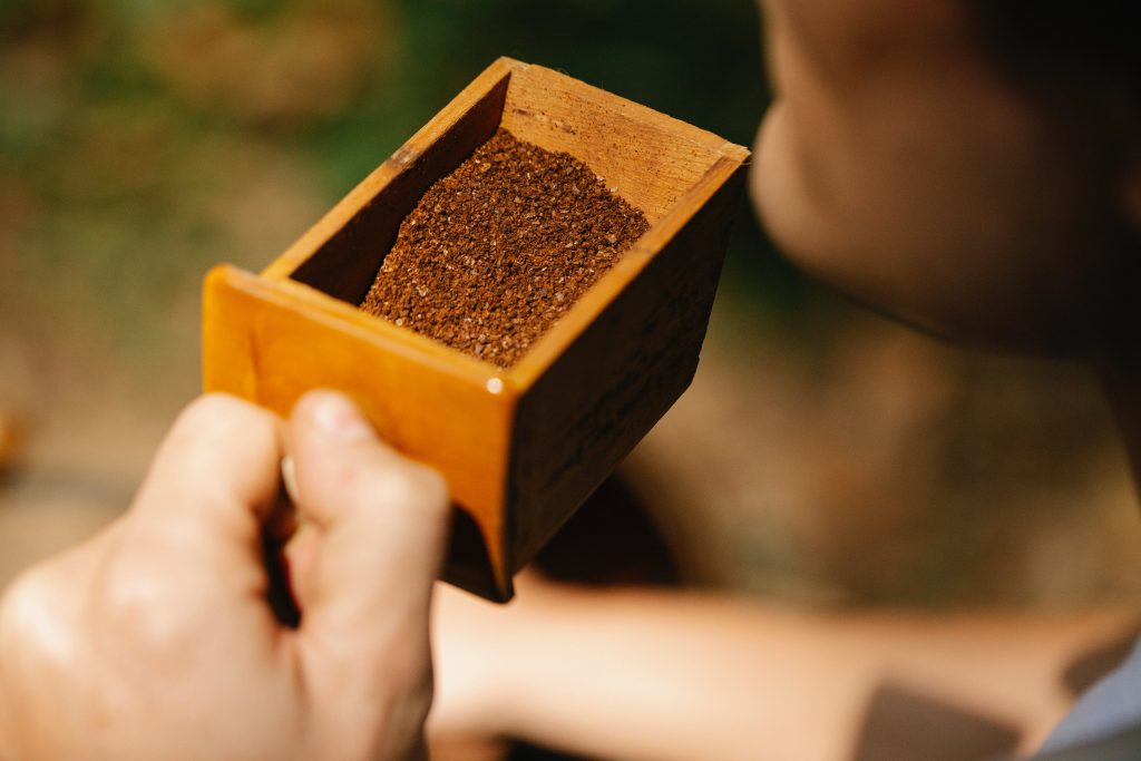 https://www.pexels.com/id-id/foto/pria-kopi-kering-kabur-7125497/