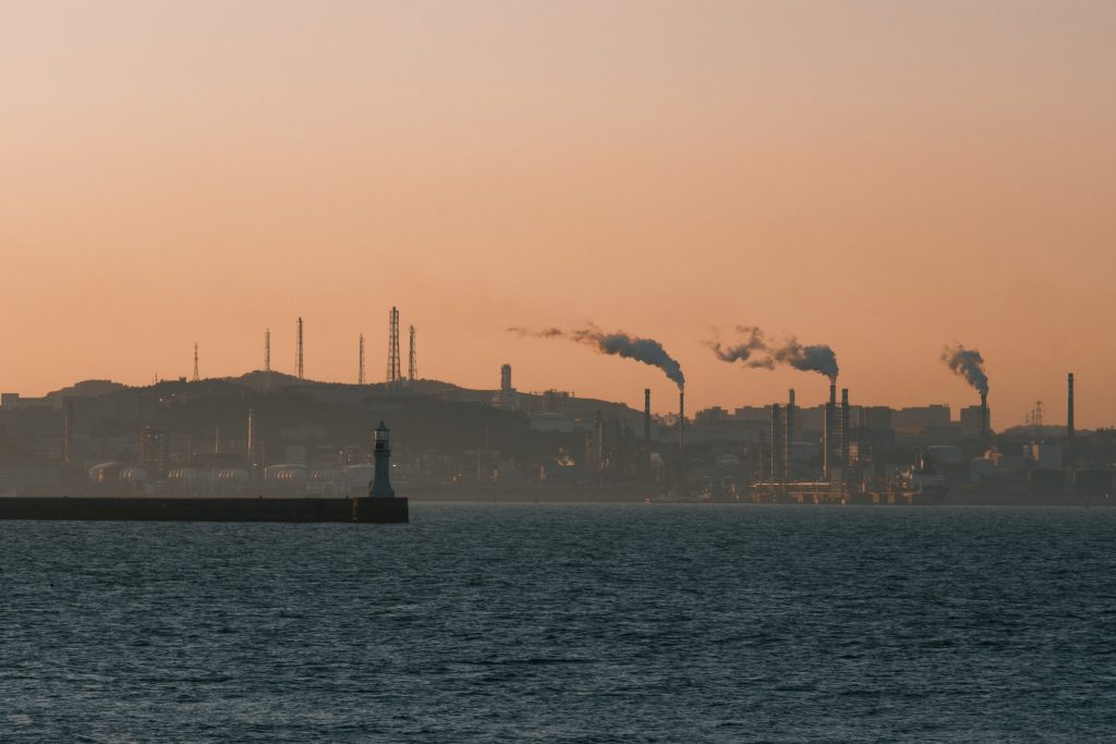 CEMS.id: Peran Penting dalam Pemantauan Emisi
Foto oleh .M.Q Huang: https://www.pexels.com/id-id/foto/laut-kaki-langit-samudra-pabrik-8155248/