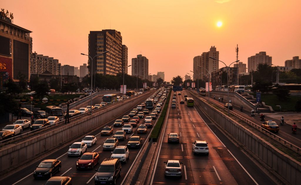 https://www.pexels.com/id-id/foto/kendaraan-di-jalan-pada-golden-hour-210182/