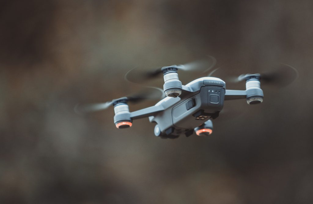 Akurasi Tinggi
Foto oleh Pok Rie: https://www.pexels.com/id-id/foto/drone-quadcopter-abu-abu-724921/