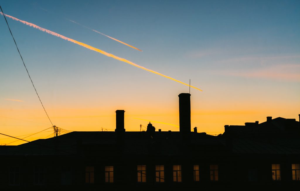 Meningkatkan Jejak Lingkungan Melalui CEMS.id
Foto oleh Roman Ska dari Pexels: https://www.pexels.com/id-id/foto/cahaya-kota-langit-matahari-terbenam-5853727/