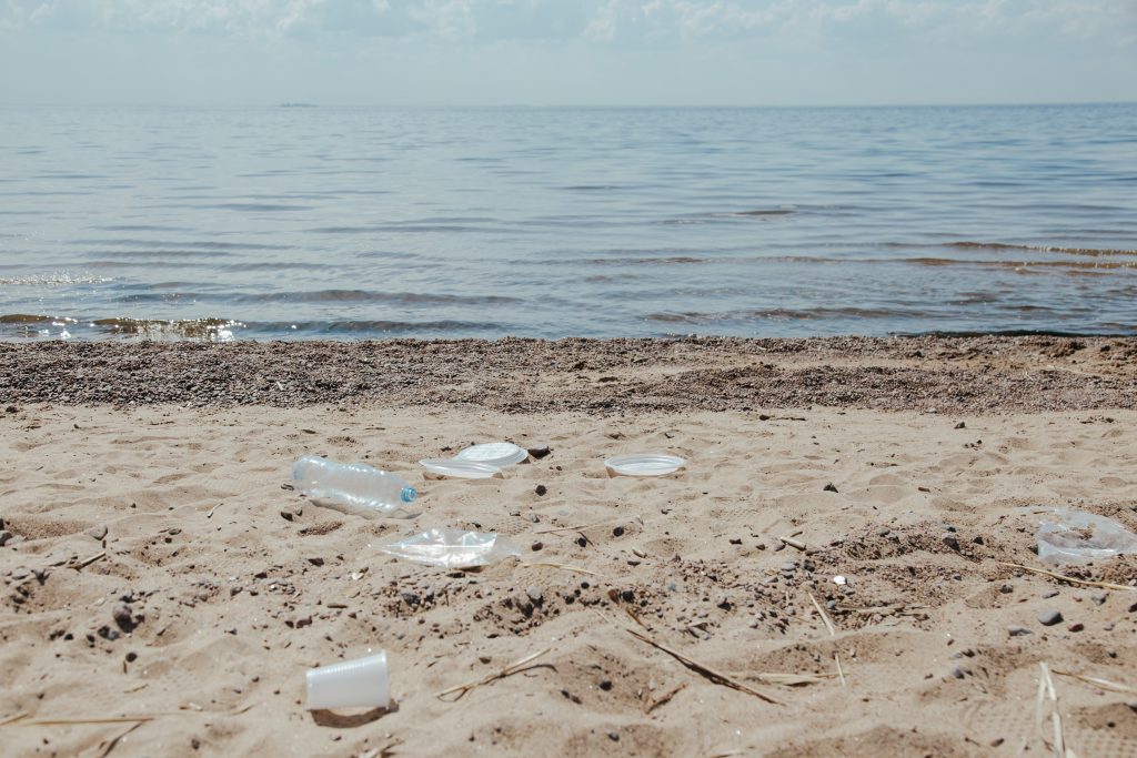 Menghadapi Tantangan Lingkungan: Peran CEMS.id dalam Integrasi CEMS yang Sukses
Foto oleh Ron Lach : https://www.pexels.com/id-id/foto/plastik-tersebar-di-tepi-pantai-9034664/