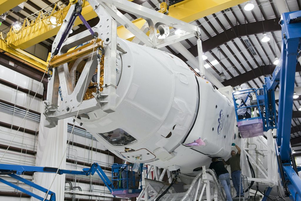 Instalasi dan Konfigurasi
Foto oleh SpaceX: https://www.pexels.com/id-id/foto/orang-orang-bangunan-konstruksi-industri-586083/