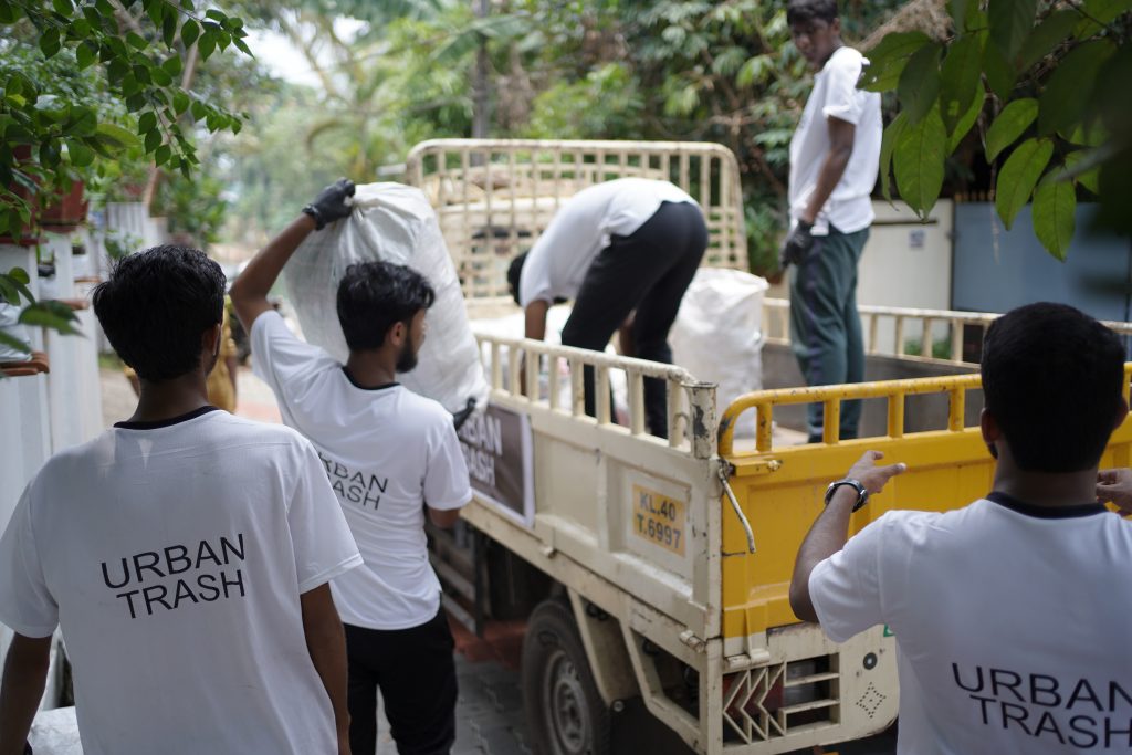 CEMS.id: Tanggung Jawab Lingkungan dan Integrasi CEMS
Foto oleh thajudeen Aboobaker: https://www.pexels.com/id-id/foto/laki-laki-truk-koleksi-sampah-13682408/