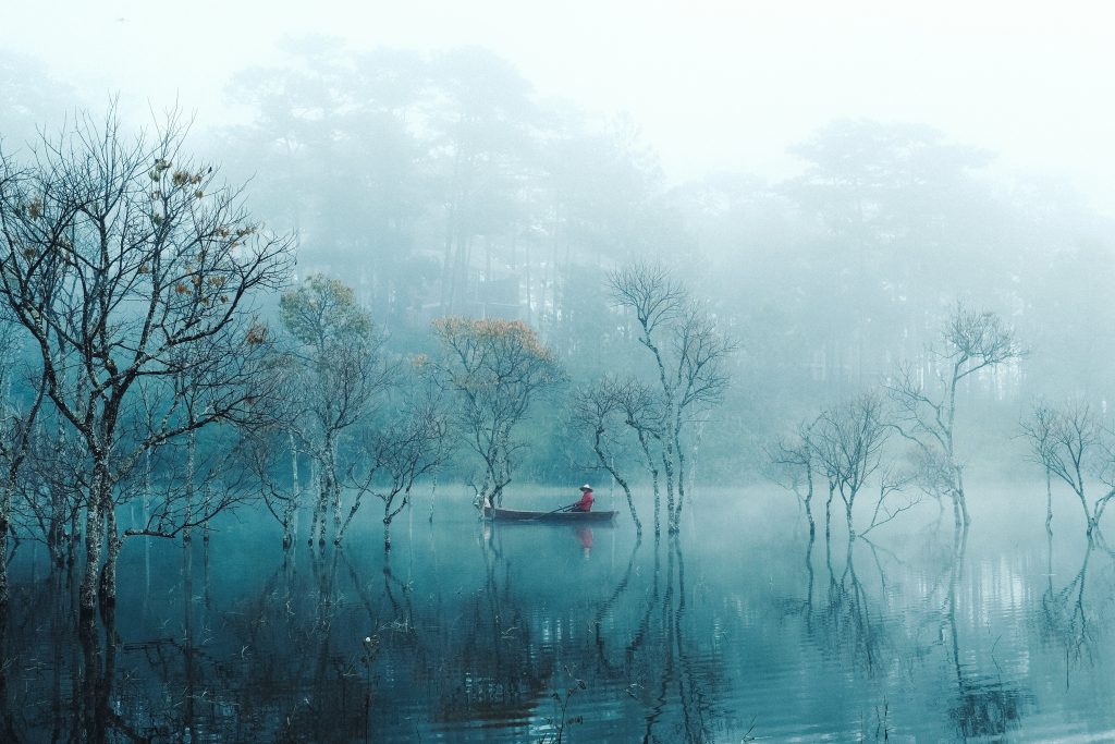 https://www.pexels.com/id-id/foto/pemandangan-air-biru-perahu-18959490/