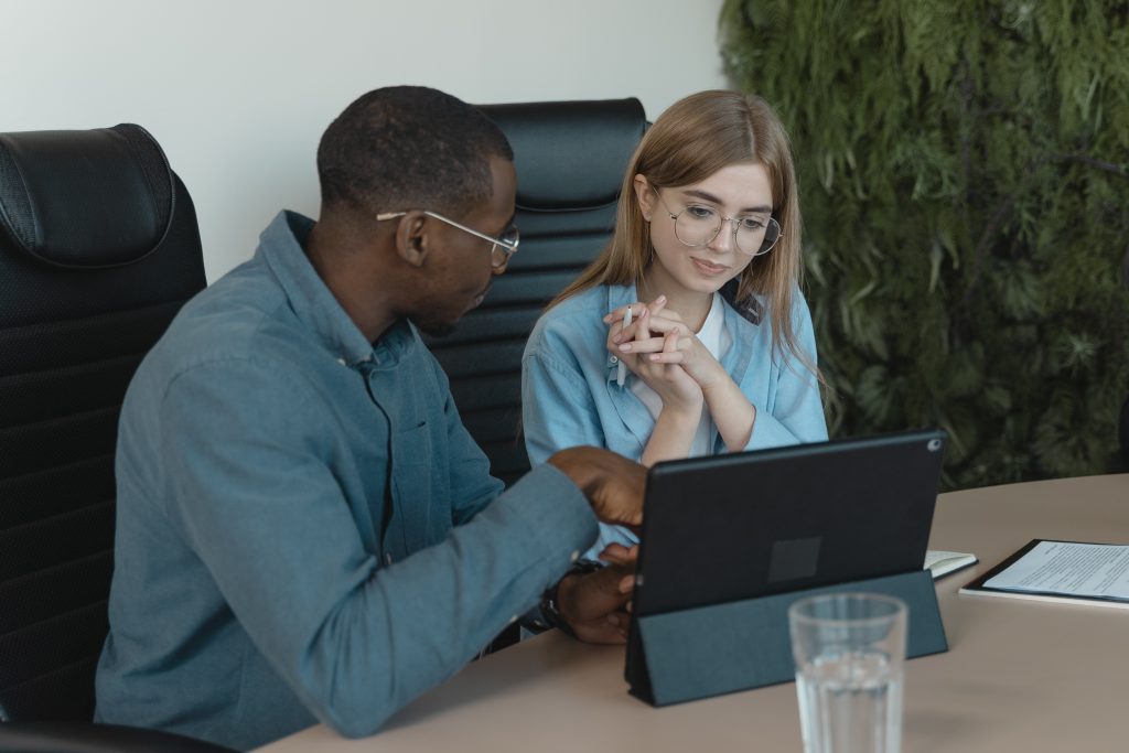 Employee Training
Foto oleh Tima Miroshnichenko: https://www.pexels.com/id-id/foto/wanita-kantor-duduk-latihan-5439479/