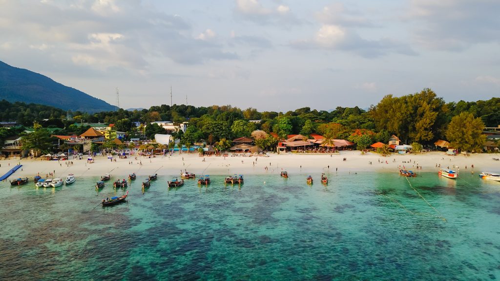 https://www.pexels.com/id-id/foto/tampilan-atas-kapal-di-pantai-472309/