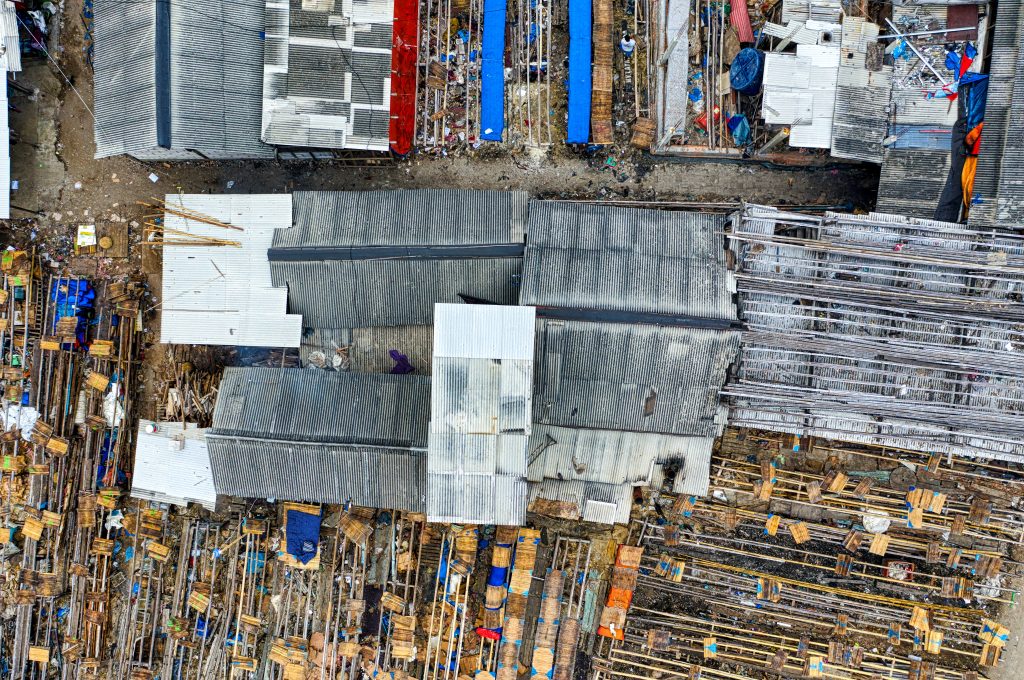 Kontribusi terhadap Lingkungan dan Kepatuhan
Foto oleh Tom Fisk: https://www.pexels.com/id-id/foto/kotor-konstruksi-rumah-atap-6150109/