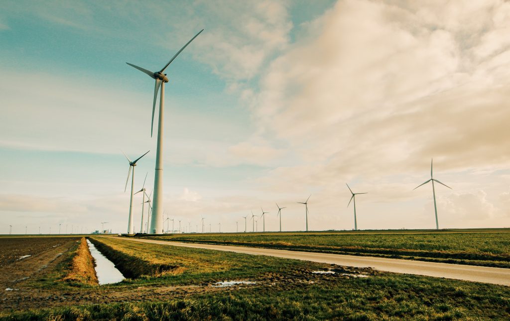 Keunggulan Teknologi Canggih dalam Integrasi CEMS.id
Foto oleh Tom Swinnen: https://www.pexels.com/id-id/foto/energi-kincir-angin-di-lapangan-rumput-hijau-695342/