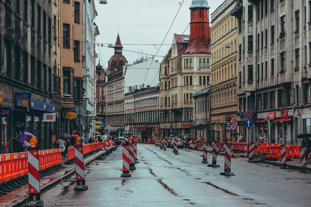 Kepatuhan Lingkungan
Foto oleh Vlad Fonsark: https://www.pexels.com/id-id/foto/kota-jalan-orang-orang-tanda-4993461/