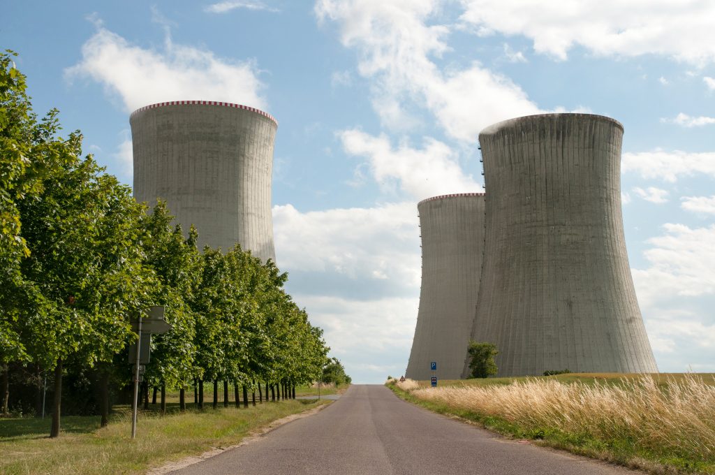 Efisiensi Energi
Foto oleh Vladimír  Sládek: https://www.pexels.com/id-id/foto/jalan-industri-pedesaan-merokok-10165869/